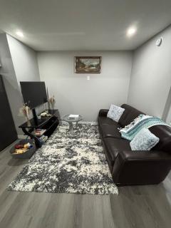 Cozy & Peaceful 2 Bedrooms Basement Suite - 0