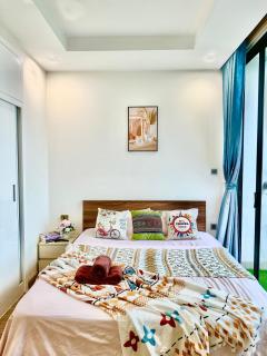 Romantic Skyline Studio with Evening City Lights and Balcony - 6