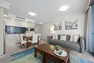 Central City Apt with King Bed, Pool, Gym & WiFi - 1
