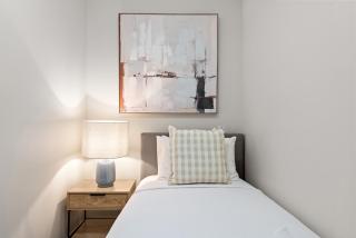 Central City Apt with King Bed, Pool, Gym & WiFi - 4