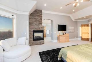 Farmington Oasis-Views Space & Comfort - 5