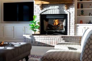 Farmington Oasis-Views Space & Comfort - 2