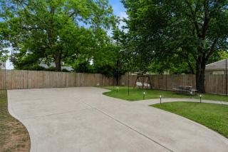 5BR Home - Sleeps 12 - Near Downtown & Med Center - 1