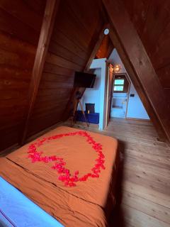 Lovers Edge A Frame - Secluded Romance, Hot Tub,Sauna,Firepit & XL Deck with Forrest scenery, Pocono Mountain Retreat - 6