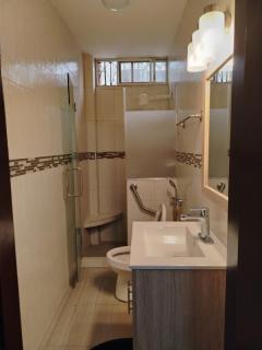 Dpto 2 habitaciones, parqueo privado, cerca del aeropuerto y la FAE - 1