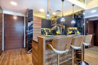 Stylish 1BR Apartment with Marina View, Balcony, Pool & Gym Access - 4