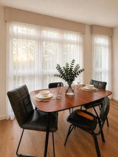 East Croydon Stylish 2-Bed 2-Bath Apartment with Free Secure Parking - 6
