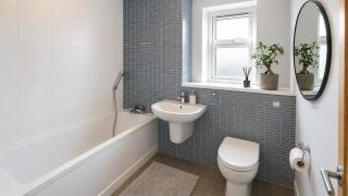 East Croydon Stylish 2-Bed 2-Bath Apartment with Free Secure Parking - 4