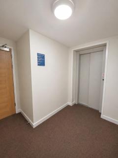 East Croydon Stylish 2-Bed 2-Bath Apartment with Free Secure Parking - 7