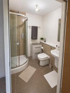 East Croydon Stylish 2-Bed 2-Bath Apartment with Free Secure Parking - 5
