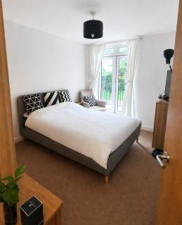 East Croydon Stylish 2-Bed 2-Bath Apartment with Free Secure Parking - 8
