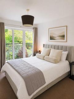 East Croydon Stylish 2-Bed 2-Bath Apartment with Free Secure Parking - 0