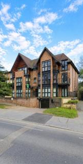 East Croydon Stylish 2-Bed 2-Bath Apartment with Free Secure Parking - 3