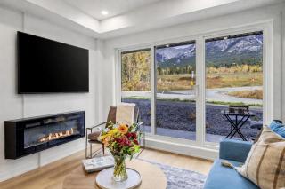 Brand New 1BR Canmore Retreat Hot Tub, Sauna, Gym - 3
