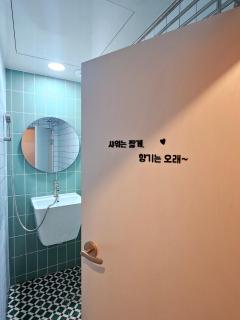421,20 minutes to Gangnam Hongdae, Guesthouse, single room,Itaewon, shared bathroom, - 7
