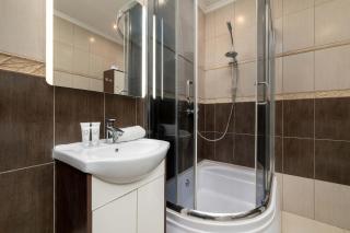 Turquoise Apartment in Cracow with Large Terrace by Noclegi Renters - 6
