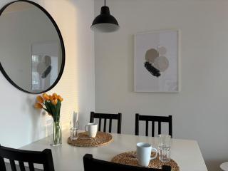 New Aurora Suite - 2 Beds, Near City Centre, WiFi, Free Street Parking, Self Check-in - 4
