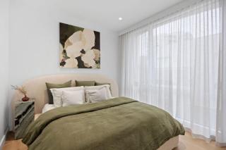Elegant Port Melbourne Apartment Steps from the Beach - 2