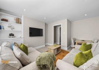 2BR House Sleeps 4 in Greenock I Private Parking - 9