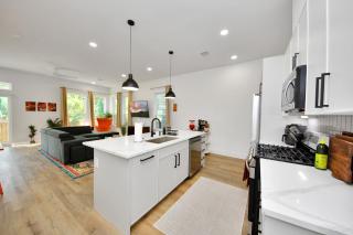 3BR 2BA, Luxury Bathroom, Rock Garden, Selfie Wall - 1