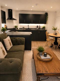 The Garden Flat - Stylish Retreat Near Racecourse - 3