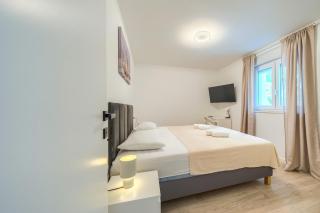 Highland Split Apartments - Unit 2 - 8