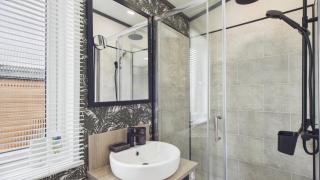 Bumblebee - 2 Bedroom Lodge - Manorbier - 2