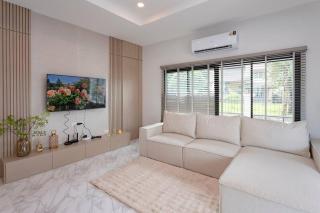 Minimalist 4BR Chiang Mai Home: Fits 10, Cozy. - 7