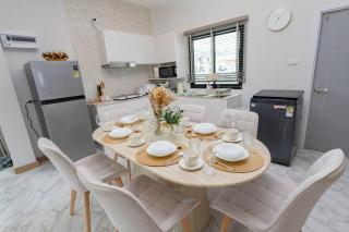 Minimalist 4BR Chiang Mai Home: Fits 10, Cozy. - 1