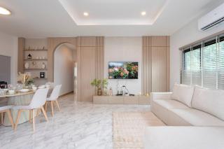Minimalist 4BR Chiang Mai Home: Fits 10, Cozy. - 5