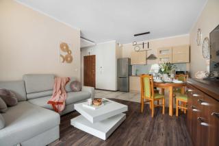 Spacious Apartment with a Balcony and Parking by Noclegi Renters - 9