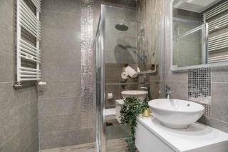 Spacious Apartment with a Balcony and Parking by Noclegi Renters - 8