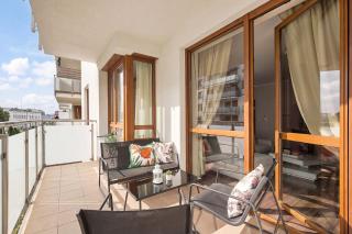 Spacious Apartment with a Balcony and Parking by Noclegi Renters - 7