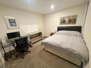 Spacious Master Room with Private Ensuite - 7