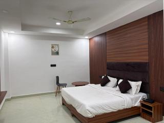 PLAY HOTEL BUDHA TOWER sector 18 metro - 5