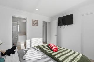 Prime Howrah - Near CBD Airport Shops & Sea Views - 1