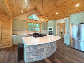 Stunning Lake Views · 3BR Cabin · Eureka Springs - 2