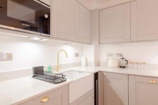 Newly Refurbished 2BD Flat - Wimbledon Village! - 2