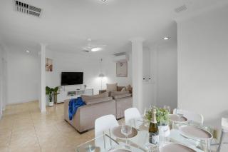 Walk to Vic Park Café Strip 3BR Close To CBD - 3