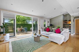 Amber Lodge, Strawberryfield Park - Hot Tub - Free WiFi & Parking - 9