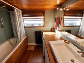 Charming houseboat at Port Van Gogh Near Paris - 1