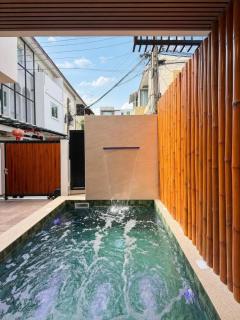 5 Bedroom Central Bangkok Pool Villa with Netflix - 8
