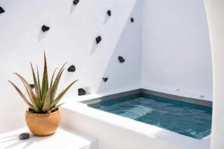 Two Gods Santorini Premium Jacuzzi Sea View Suites - 9