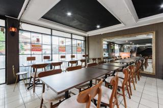 RedDoorz Plus near RSCM Jakarta - 1