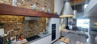 Sophisticated Seafront 3BD Suntrap Landscaped Yard - 9
