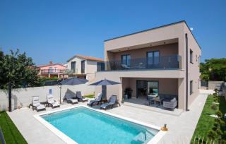 Lovely Home In Valbandon - 3
