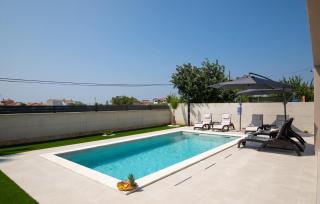 Lovely Home In Valbandon - 1