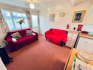 2 Bedroom Chalet SB144, Sandown Bay, Isle of Wight, Dog Friendly, Free Wifi - 3