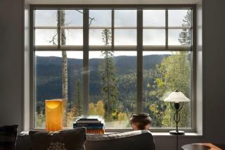 Modern Ski-In Flat with Stunning Views - 1