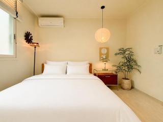 hongdae,5 minutes from Hongik Univ Station, direct airport bus, accessible to Itaewon, Seongsu, and Gangnam - 0